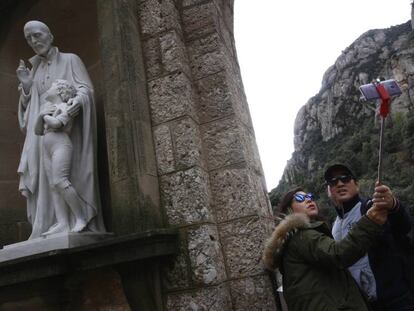 Turistas en el monasterio de Montserrat.