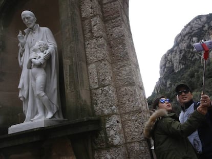 Turistes al monestir de Montserrat.