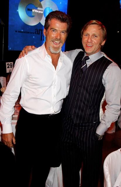 Pierce Brosnan, quien también interpreto a James Bond, junto a su amigo Daniel Craig, en un acto en Londres en 2005.