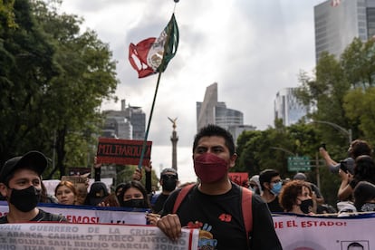 Una bandera ondea durante la marcha.