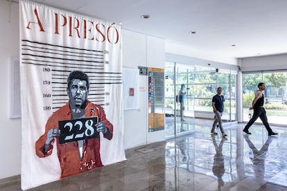 Mural del artista Adrián Lerok en el vestíbulo de la Facultad de Bellas Artes de la Universitat Politécnica de València, en una imagen tomada esta mañana.