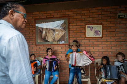 El “Turco” Gil enseña a sus estudiantes en su academia, en Valledupar, César (Colombia), el 4 de octubre del 2022.