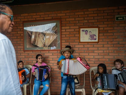 El “Turco” Gil enseña a sus estudiantes en su academia, en Valledupar, César (Colombia), el 4 de octubre del 2022.