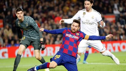 Messi, observado por Courtois e Modric, não conseguiu concluir ao gol madridista.