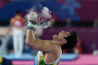 El brasileño Arthur Nory Mariano celebra tras su participación en el evento final de gimnasia artística, en la categoría masculino individual, de los Juegos Panamericanos Lima 2019 en Lima (Perú).