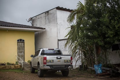 Da praça central de Eldorado, uma cidade rural de 15.000 habitantes, se pode ver a escola de paredes descascadas onde Jair Messias Bolsonaro fez o Ensino Médio. E as ruas, cheias de pequenos negócios de letreiros pintados à mão hoje desbotados, em que brincou. O populista de extrema-direita que presidirá o Brasil continua presente em Eldorado, a 190 quilômetros ao sul de São Paulo, mas de outra maneira. Muitos carros têm adesivos com seu retrato. E seu nome é ouvido repetidamente na boca dos que cresceram com ele, que competem para ver quem o canoniza primeiro