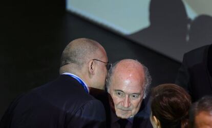 Blatter escucha a un asistente a la apertura del congreso de la FIFA.