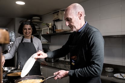 Viti Valderrey y su esposa, Elena Morilla, en la cocina de Casa Aurora.