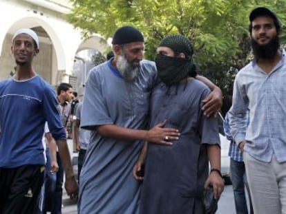 Salafistas en la mezquita Fata, en el centro de T&uacute;nez.