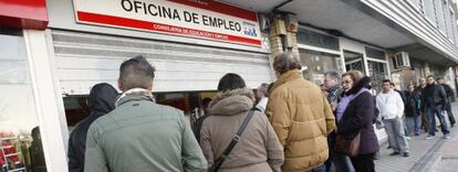 Cola a la espera de la apertura de una oficina del antiguo Inem en Madrid.