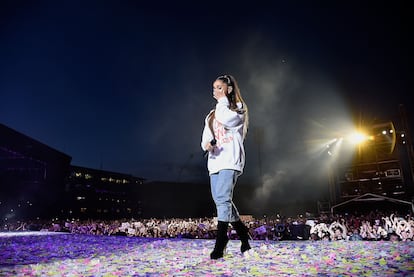 Ariana Grande emocionada durante el concierto benéfico One Love Manchester, el 4 de junio de 2017.