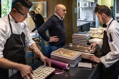 Toño Pérez, al frente de la cocina de Atrio, donde trabajan 18 personas.