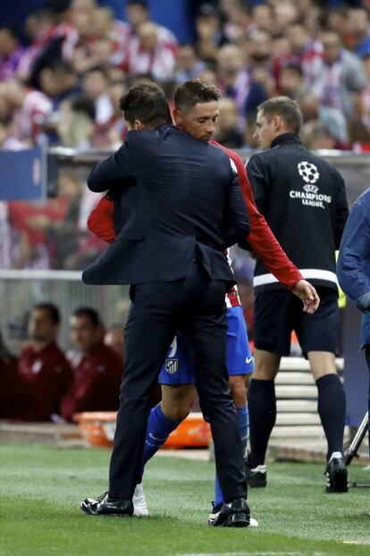 Simeone y Torres se abrazan en la banda tras su sustitución.