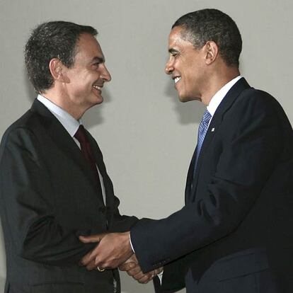 El presidente del Gobierno español, José Luis Rodríguez Zapatero, saluda a su homólogo estadounidense, Barack Obama (dcha), momentos antes de la foto de familia de la cumbre del G-8 que se celebra en la localidad italiana de L'Aquila