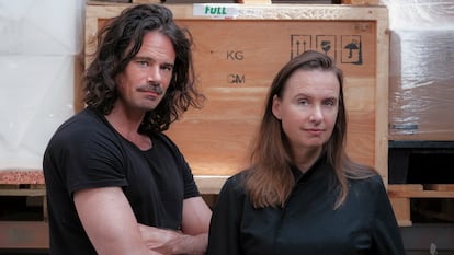 Date: June 2025
Location: DRIFT Studio, Amsterdam, The Netherlands Portrait of artists and DRIFT co-founders Lonneke Gordijn and Ralph Nauta, standing together in the warehouse section of their Amsterdam studio. -----PIEFOTO----- Ralph Nauta y Lonneke Gordijn en su estudio en Ámsterdam.