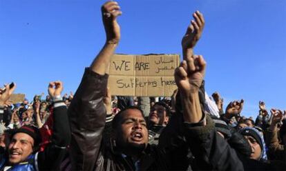 Ciudadanos egipcios en Ras el Ajdir exigen entre protestas cruzar la frontera que separa Libia y Túnez