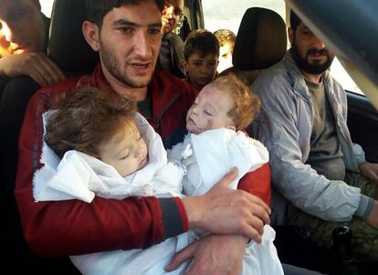 Un hombre, con sus dos bebés tras el ataque.