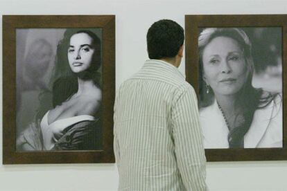 Un visitante contempla los retratos de las actrices Penélope Cruz (izquierda) y Faye Dunaway, realizados por Pedro Usabiaga.