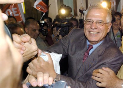 Borrell saluda a sus seguidores en la sede del PSOE de Ferraz tras conocer los resultados.