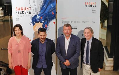 Los organizadores y patrocinadores del Festival Sagunt a Escena ante el cartel de esta edición.