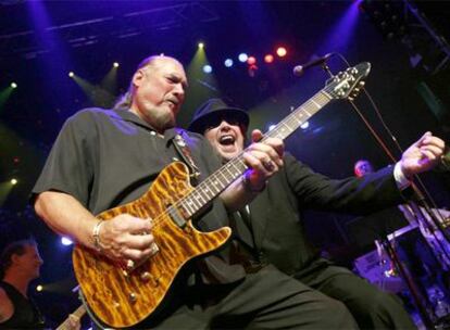 El guitarrista Steve Cropper y el cantante John Rosch, durante un momento de la actuación de los Blues Brothers ayer en Madrid.