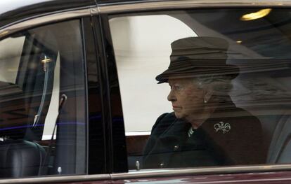 La reina Isabel II llegando al funeral de la ex primera ministra británica Margaret Thatcher, en las afueras de la catedral de St. Paul, en el centro de Londres.