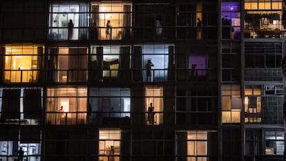 Moradores de um edifício em São Paulo. Estado permanece em quarentena até 22 de abril.