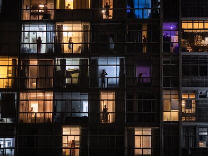 Moradores de um edifício em São Paulo. Estado permanece em quarentena até 22 de abril.