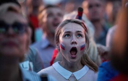 Una seguidora de Rusia reacciona durante el partido que enfrentaba a su selección contra Egipto durante el Mundial.  