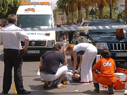 Los servicios del 061 tratan de reanimar, sin éxito, a Antonio Bernabé Capel, que falleció el lunes en Almería tras recibir varios disparos.