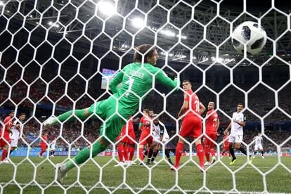 Kendall Waston marca el primer gol de Costa Rica.