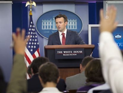 El portaveu de la Casa Blanca, Josh Earnest, durant la roda de premsa.