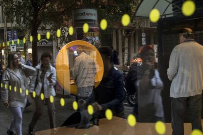Un hombre retira dinero de un cajero, en Barcelona.