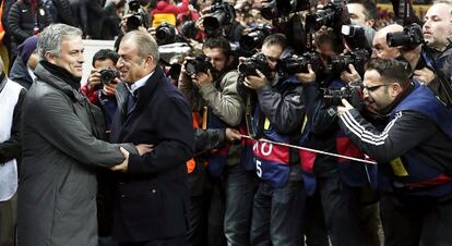 Mourinho saluda a su homólogo turco Fatih Terim.