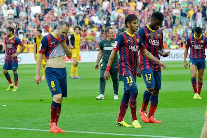 Os jogadores do Barça deixam o campo.