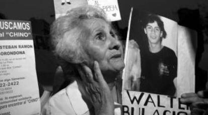 Una imagen de Walter Bulacio es sostenida por su abuela.