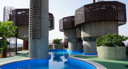 Piscina del edificio de Torres Blancas, obra de Sáenz de Oíza en la entrada de Madrid por la A-2.