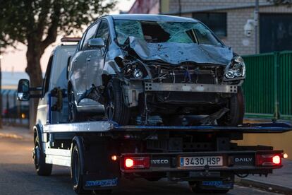 El vehículo involucrado en el atropello mortal de cuatro personas en Torrejón, a su llegada al cuartel de la Guardia Civil de Seseña, en Toledo.