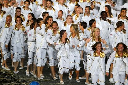 Los atletas del pas anfitrin destacaron con un uniforme blanco y adornos dorados dise?ado por Stella McCartney.