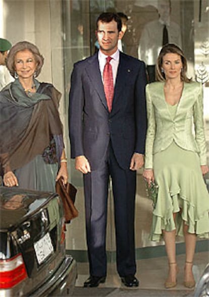 La reina Sofía, acompañada de los Príncipes de Asturias, a la salida del hotel para asistir a la fiesta nupcial.
