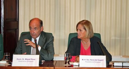 Miquel Roca, junto a la presidenta del Parlamento catalán, Núria de Gispert.