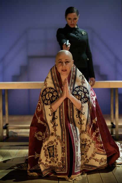 Carmen Machi y María Morales, en una escena de <i>Falstaff, </i>en el teatro Valle-Inclán de Madrid.