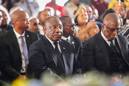 Cyril Ramaphosa (en el centro) en una misa en la localidad sudafricana de East London, el pasado miércoles.