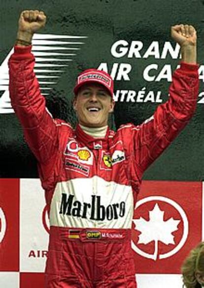 Schumacher celebra su victoria en la carrera.