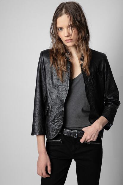 La firma francesa Zadig et Voltaire traslada su espíritu rock a la clásica americana en este diseño que teñirá con un extra de actitud tus looks del día a día. La compra con la que sustituir la tradicional biker. 675 euros

 