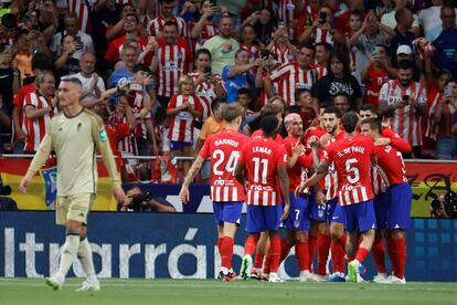 Los jugadores del Atlético celebran junto a Morata la consecución del primer gol.