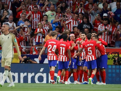 Los jugadores del Atlético celebran junto a Morata la consecución del primer gol.
