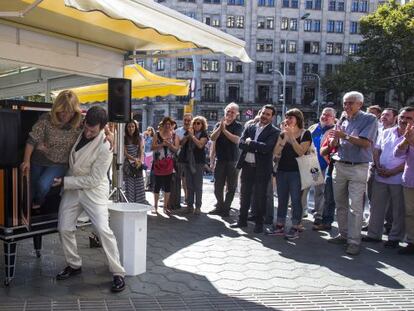 Un espectacle de màgia va servir per inaugurar la Fira del Llibre d'Ocasió, en ple passeig de Gràcia de Barcelona.