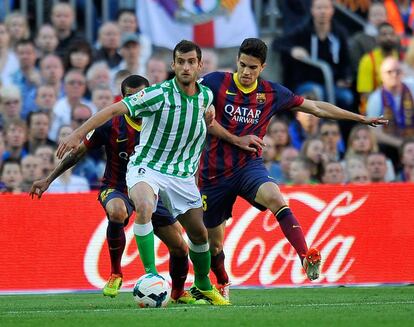 Bartra trata de quitarle el balón a Baptistao.