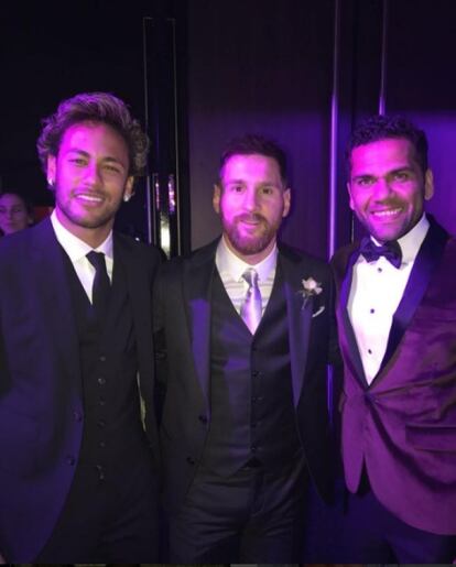 Es un fenómeno imparable. Desde ese primer verano en el que acudes, ingenuamente ilusionado, a la primera boda de un amigo hasta ese año que tienes más enlaces que planes de fiesta. Pero, si eres Neymar, acudes a la boda en Argentina de uno de los mejores jugadores de la historia, Messi, con unos 260 invitados, y con “<a href="https://elpais.com/elpais/2017/07/02/gente/1499009699_669860.html">seis estaciones variadas</a> de comida internacional y una de ellas dedicada a la gastronomía argentina: destacaron platos calientes como la cazuela de mollejas, las carnes trinchadas ahumadas y los chorizos 'bom bom'. Y además pasas del acuerdo de confidencialidad y subes una foto a tu Instagram. En la imagen: Neymar, Messi y Dani Alves.